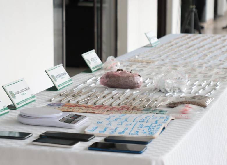 Operativo dejó como resultado la incautación de más de 1.300 dosis de estupefacientes. Foto: elcolombiano