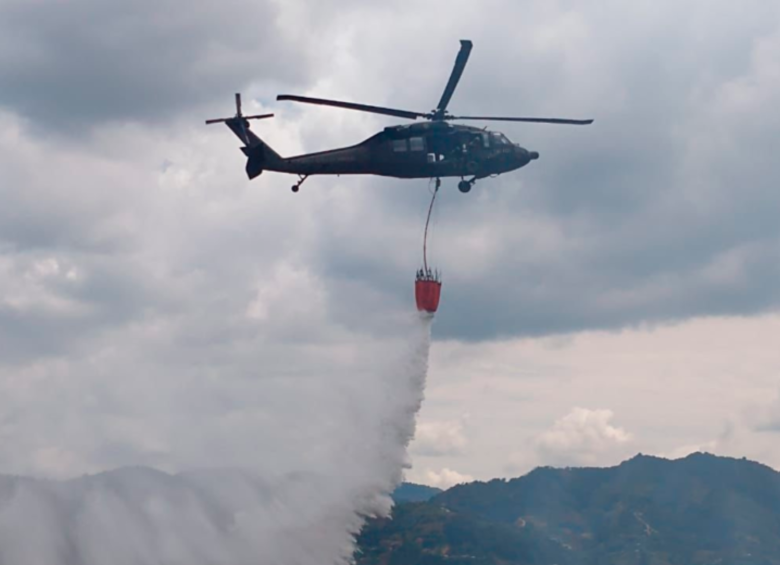 Helicópteros UH-60 y aviones AT802 se emplearán para sofocar los incendios. Foto: El Colombiano