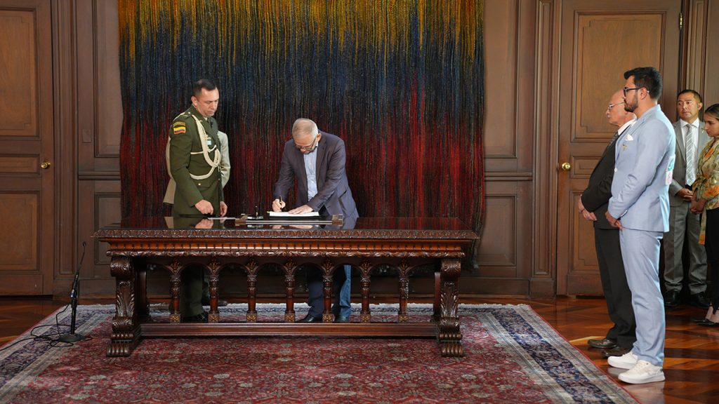 Carlos Ramón González tomando posesión del cargo. Foto: Presidencia