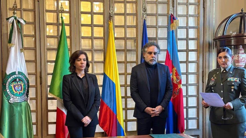 Benedetti juró su cargo ante la embajadora Ligia Margarita Quessep Bitar. Foto: Semana