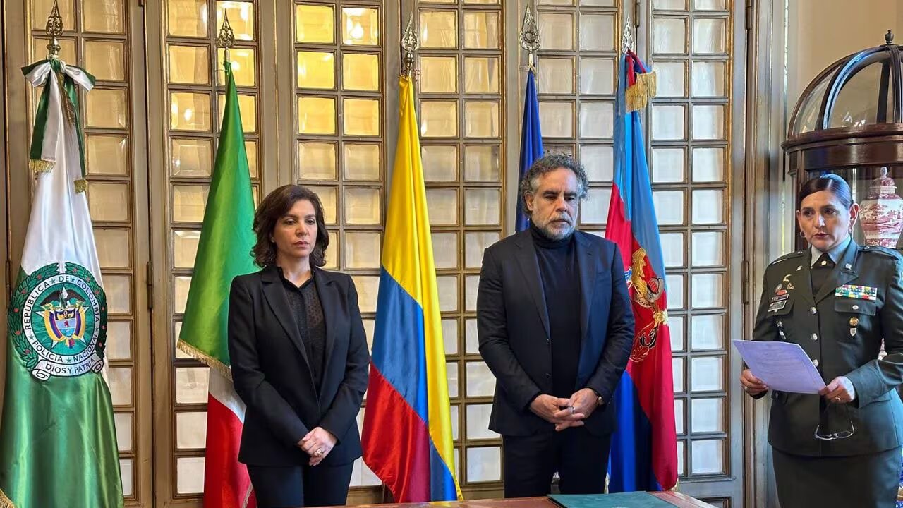 Benedetti juró su cargo ante la embajadora Ligia Margarita Quessep Bitar. Foto: Semana