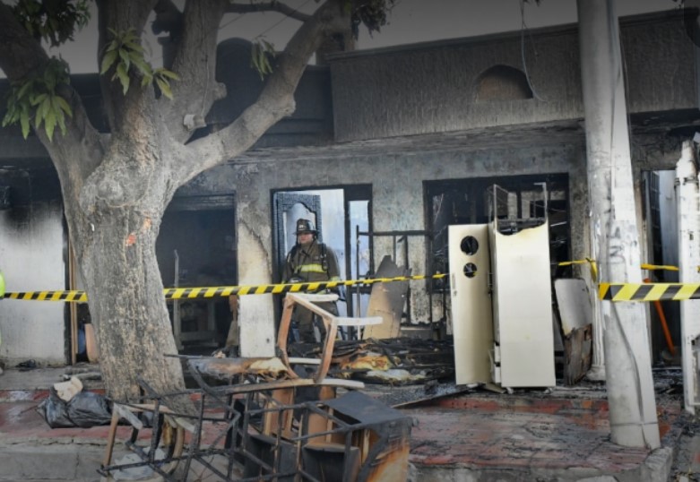 Padre e hijo mueren en incendio en una mueblería en Barranquilla