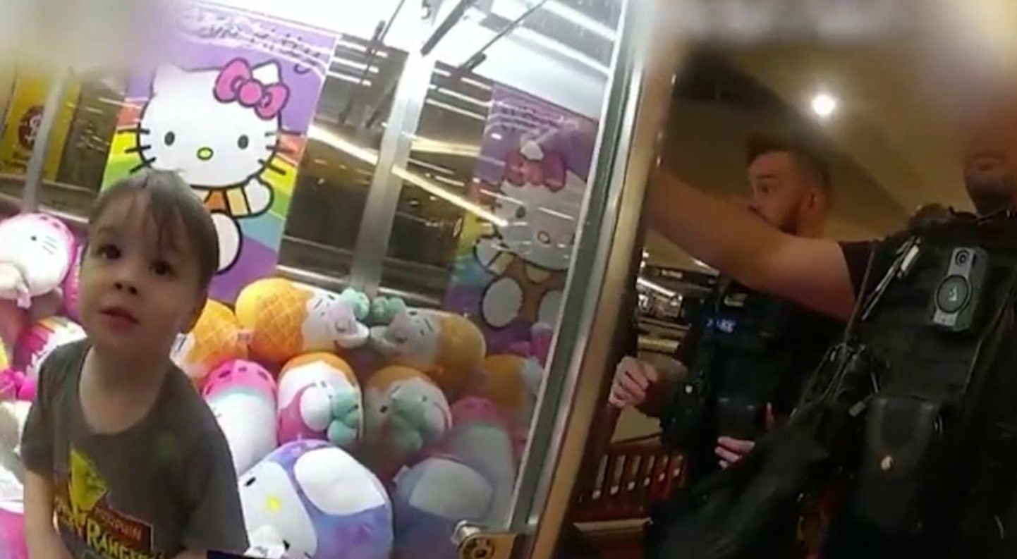 ¿Cómo fue que un niño de tres años quedó atrapado en una máquina de peluches?