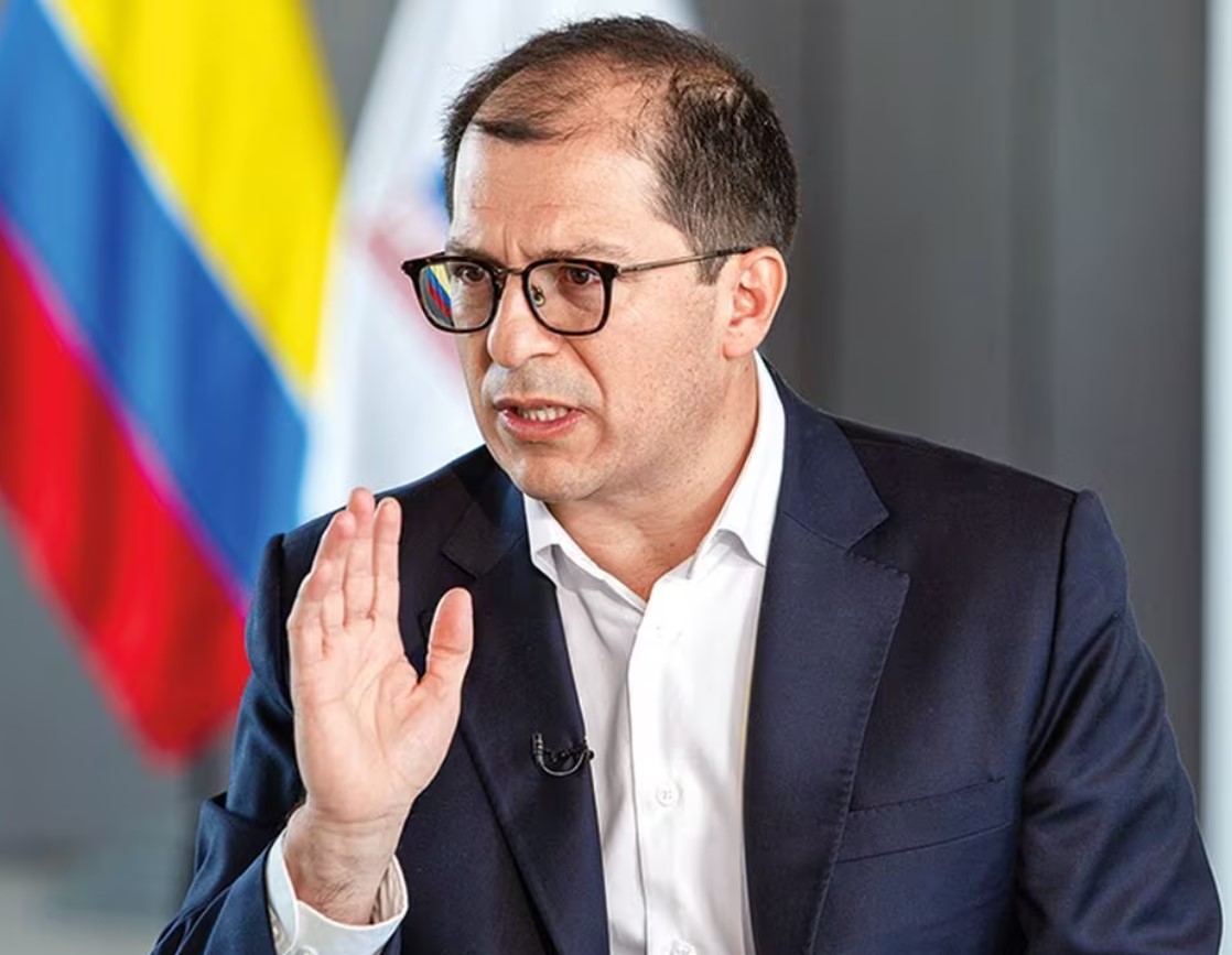 Fiscal Barbosa habría invertido millones en la impresión de un libro sobre su gestión