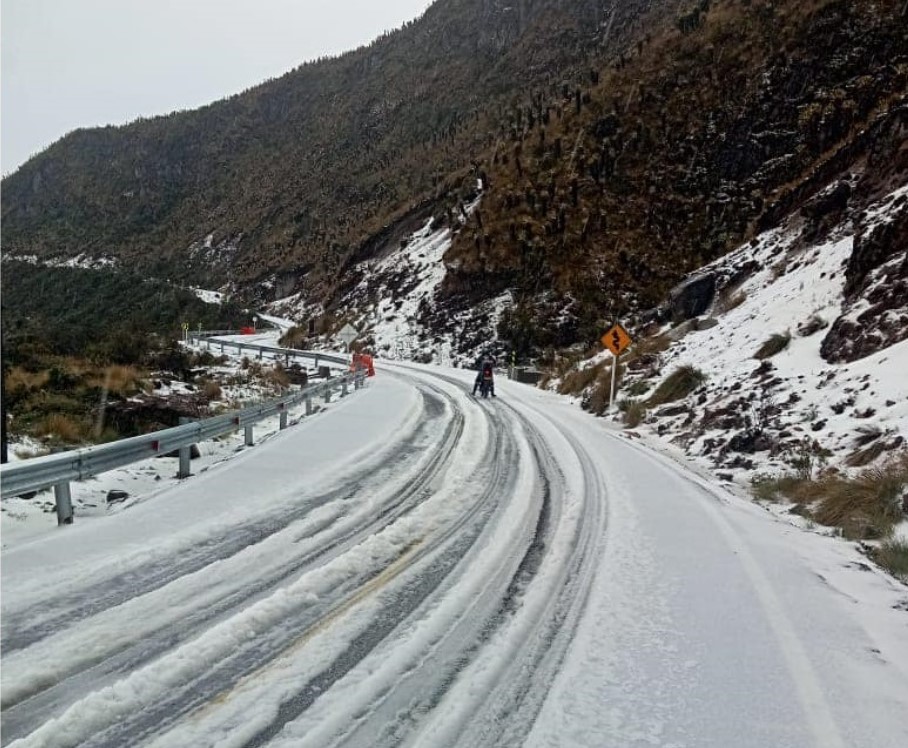 Sorprendente granizada en la vía Manizales - Murillo cerca al Nevado del Ruíz