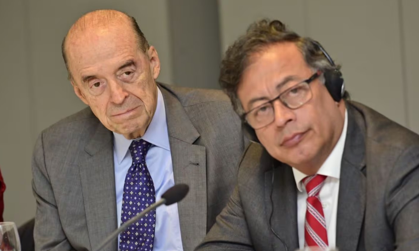 Presidente Petro defendió al canciller Álvaro Leyva ante suspensión de la Procuraduría