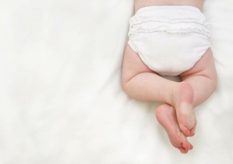 Buscan a una mujer por presunto feminicidio y abuso sexual a bebé de 7 meses