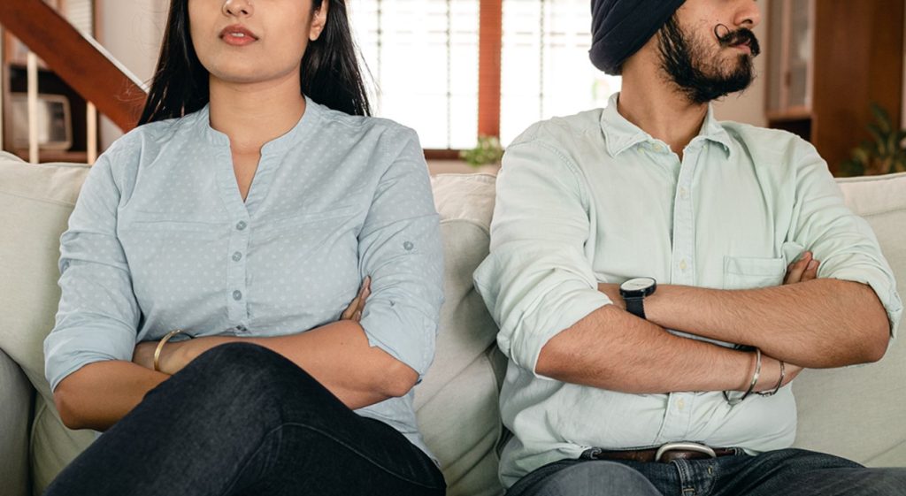 Mujer solicita divorcio por mala higiene de su esposo