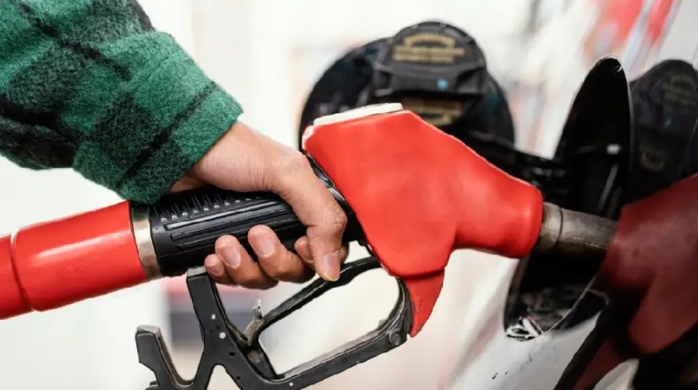 Gobierno asume altos costos fiscales ante decisión de mantener precios del diésel