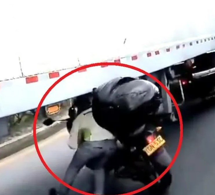 La peligrosa maniobra de un motociclista para evadir un trancón