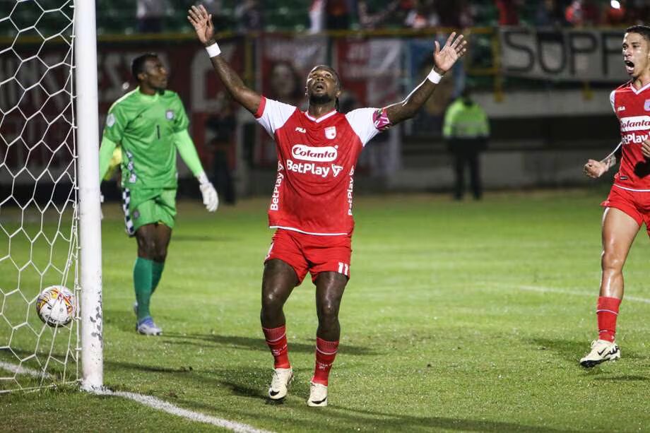 Rodallega celebra el gol. Foto: @SantaFe