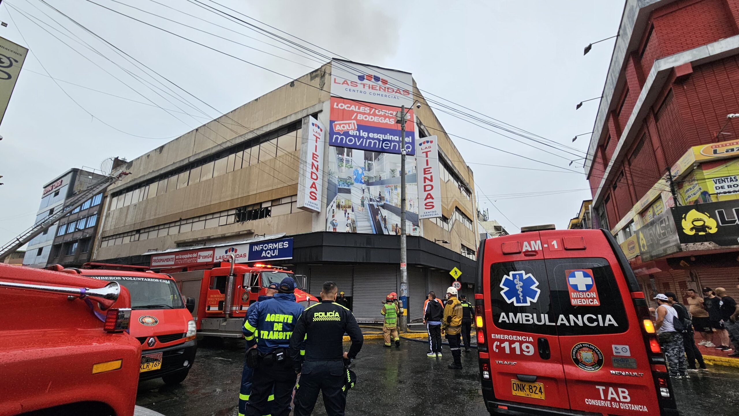 El cuerpo de bomberos logró salvar el 65% de la estructura. Foto: x.com/ELTIEMPO