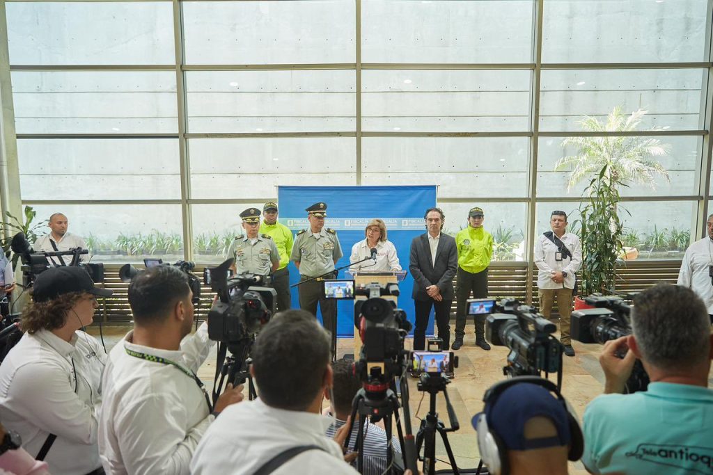 La Fiscalía General de la Nación dando detalles de la operación. Foto: twitter.com/FiscaliaCol