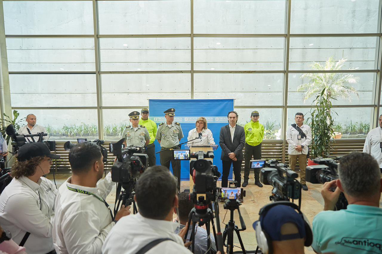La Fiscalía General de la Nación dando detalles de la operación. Foto: twitter.com/FiscaliaCol