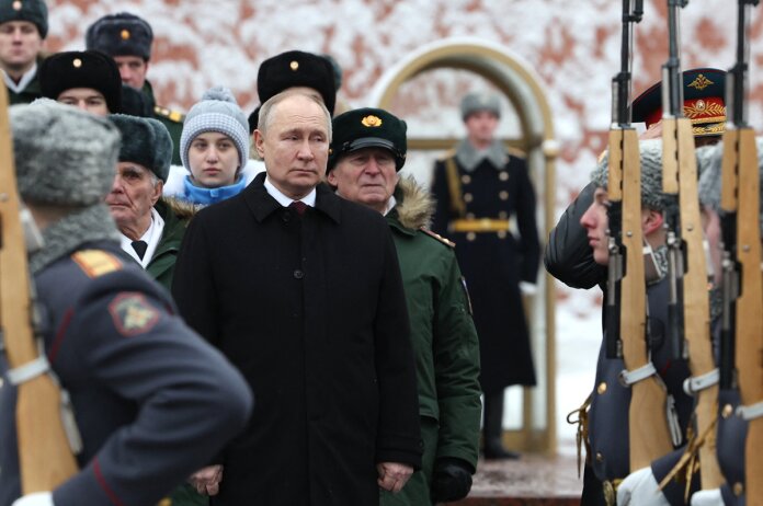 Presidente ruso Vladimir Putin asiste a una ceremonia de colocación de flores en la Tumba del Soldado Desconocido. Foto: AFP