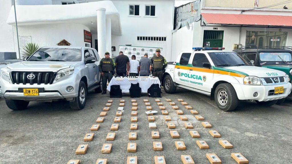 Cargamento cocaína en camioneta de la UNP. Foto: Policía Nacional