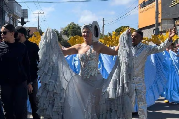 Alcocer se salió de la comparsa en Carnaval: ¿Por abucheos o percance con su vestido?