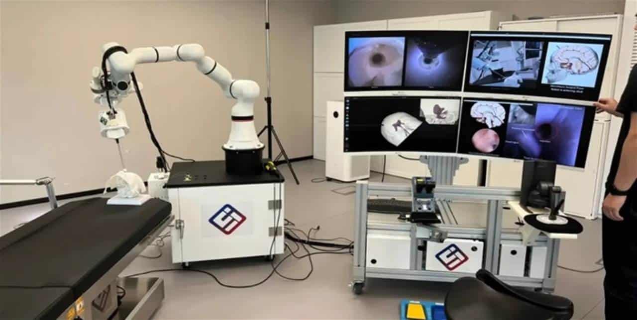 Este microdispositivo ayudará en el tratamiento de patologías como tumores cerebrales y aneurismas. Foto: diariolibre