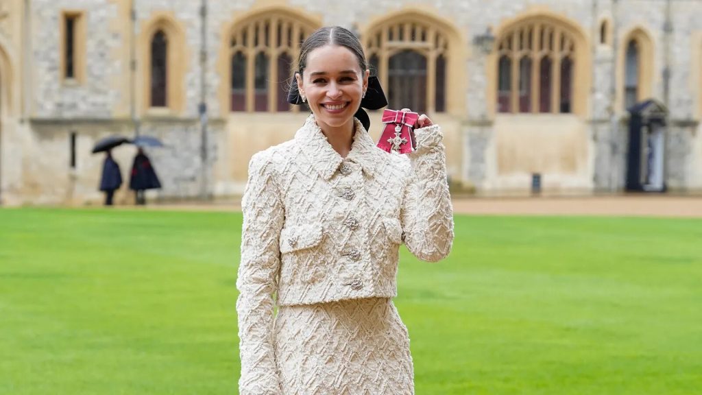 Emilia Clarke con la medalla de Miembro de la Orden del Imperio Británico (MBE) Foto: GETTY IMAGES
