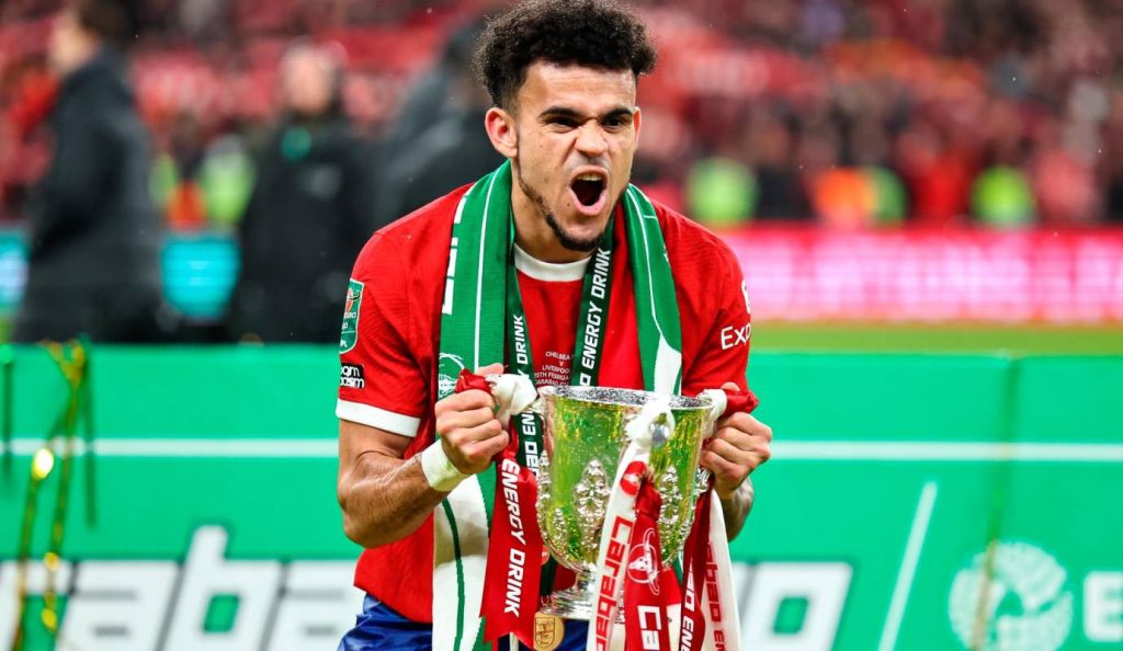 Luis Díaz celebrando la conquista de la Carabao Cup Foto: El Colombiano