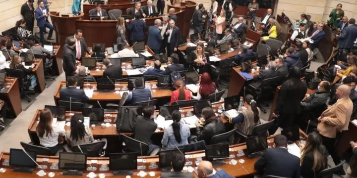 Exministros critican proyecto que daría facultades a Petro para modificar presupuesto