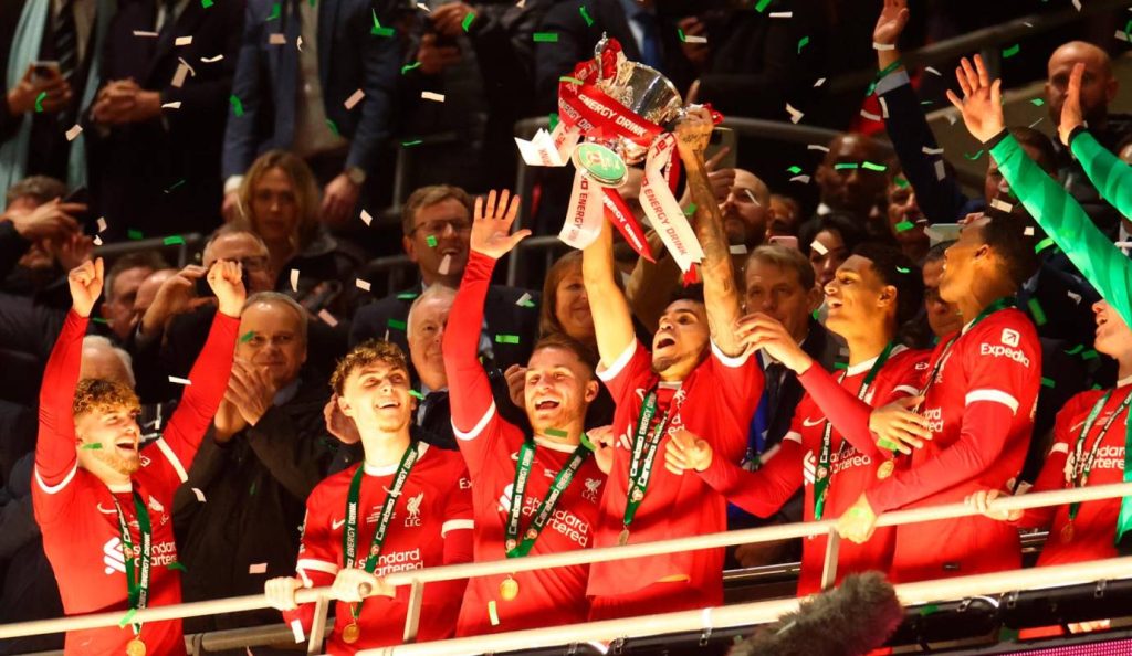 Luis Díaz alzando la Carabao Cup Foto: El Colombiano 