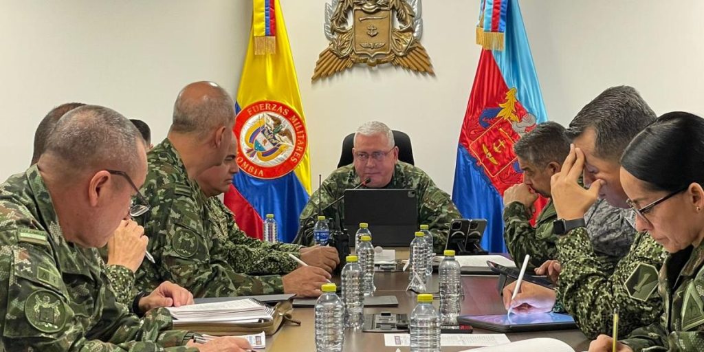 El comandante de las FF.MM. (centro), general Helder Giraldo. Foto: FF.MM.