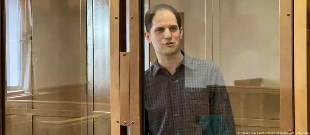 Gershkovich asiste a una audiencia judicial en Moscú Foto: REUTERS