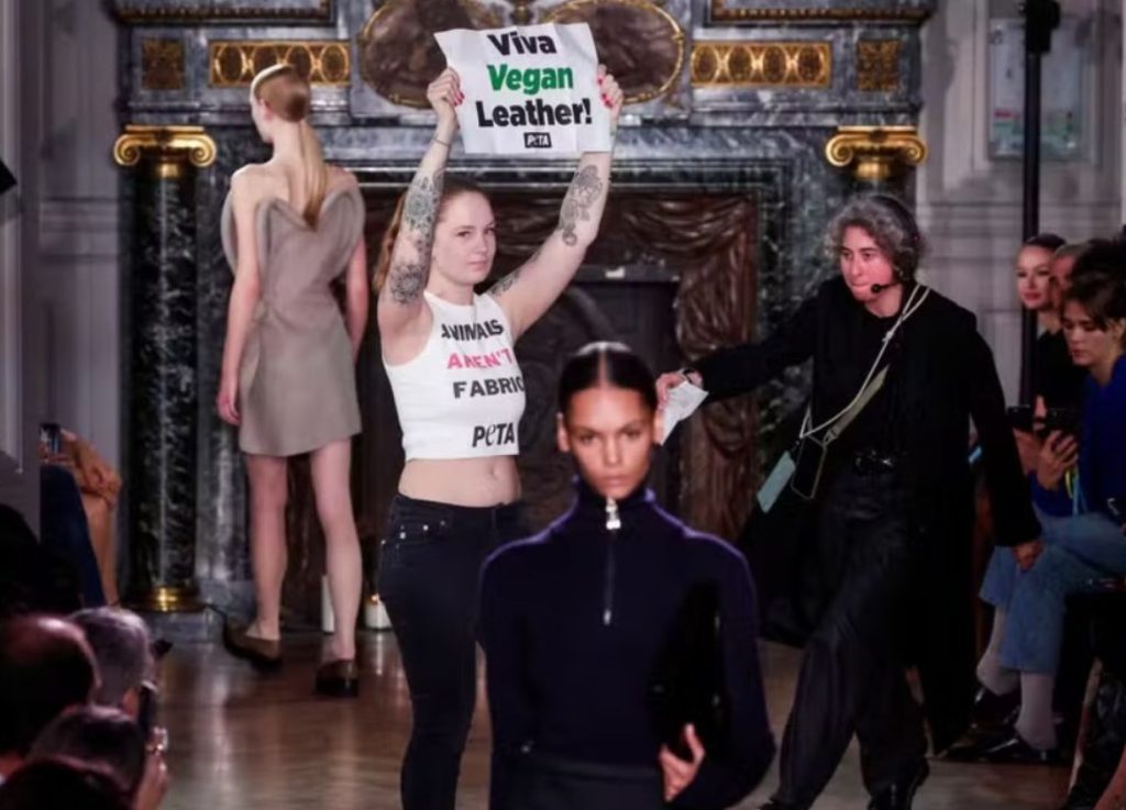 Activistas de PETA irrumpieron en desfile de Victoria Beckham en París