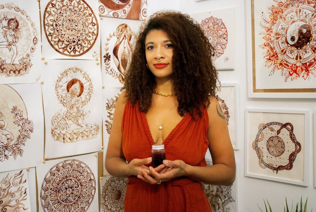 Artista empodera a mujeres al pintar obras con su sangre menstrual