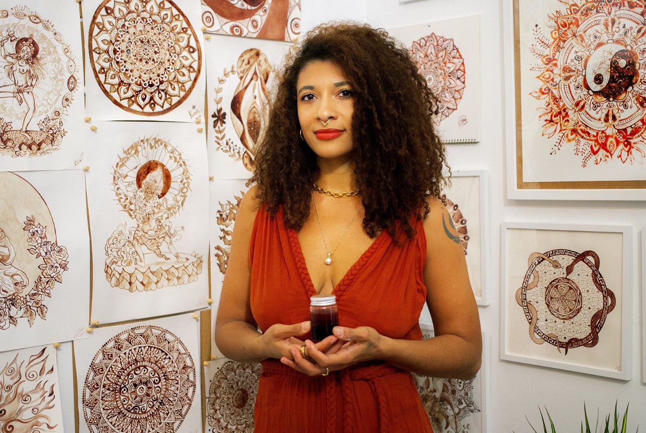 Artista empodera a mujeres al pintar obras con su sangre menstrual