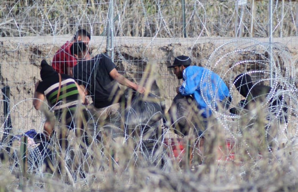 Corte Suprema de EE. UU. permite a Texas arrestar y deportar a inmigrantes indocumentados