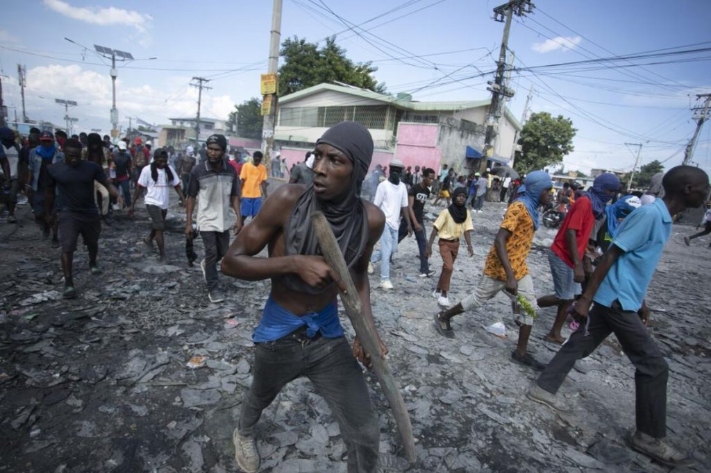 Violencia y Caos en Petion-Ville: residentes atrincherados y cadáveres en las calles de Haití