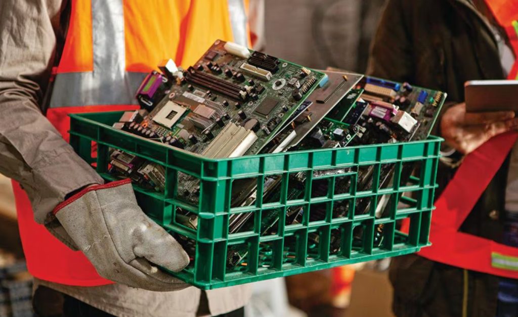 Los riesgos ambientales que suponen los desechos de dispositivos electrónicos ¿Cómo gestionarlos?