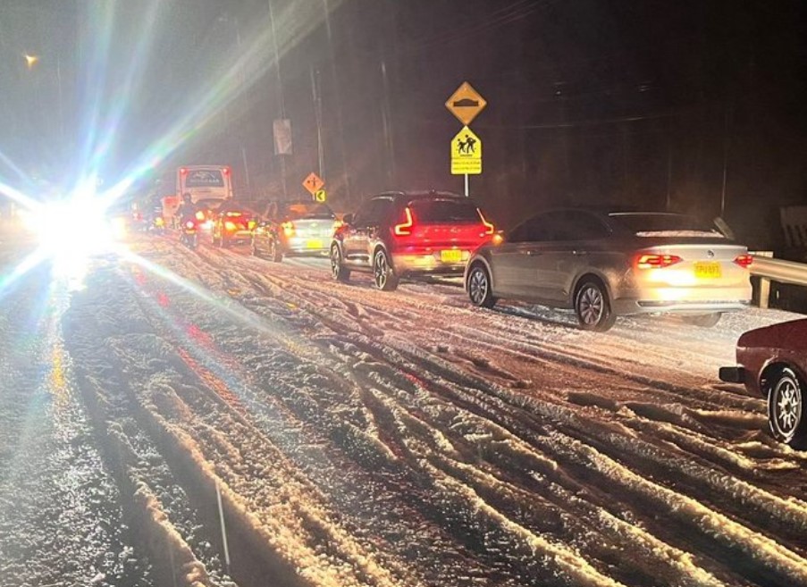 Así fue la granizada que paralizó el tránsito por La Calera en Bogotá