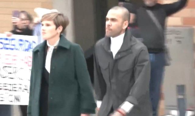 Así fue la salida de Dani Alves de prisión tras pagar fianza de 1 millón de euros