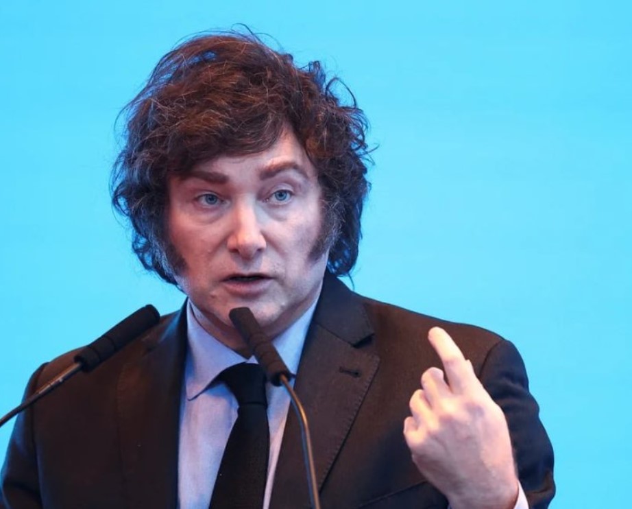 Presidente argentino Javier Milei planea despedir a 70.000 trabajadores del gobierno