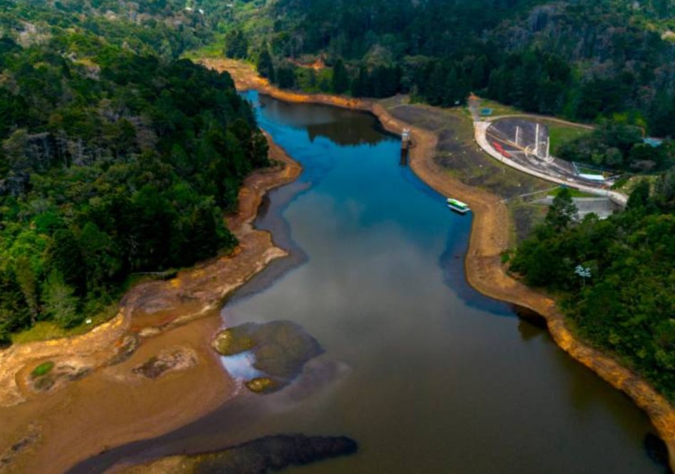 Bajo nivel de embalses impacta precios de la energía y pone en alerta al sector