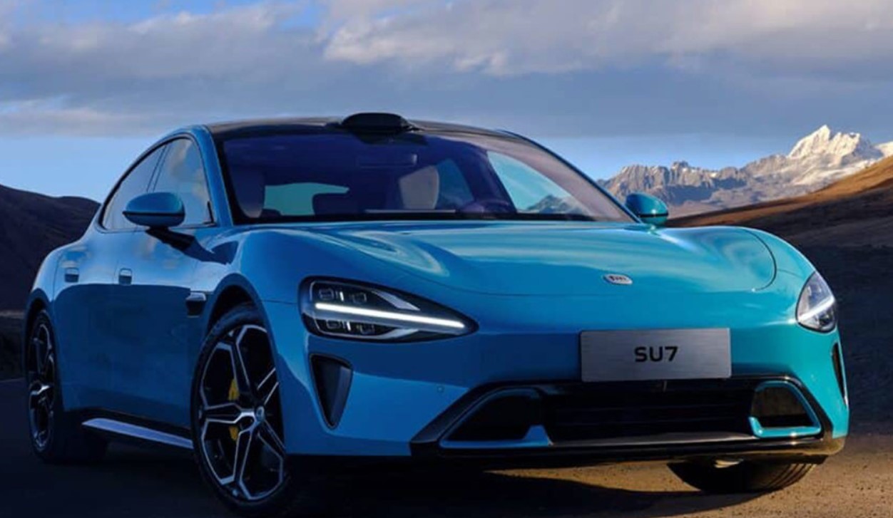 Xiaomi lanza su vehículo eléctrico SU7 en China en medio de la guerra de precios automotrices