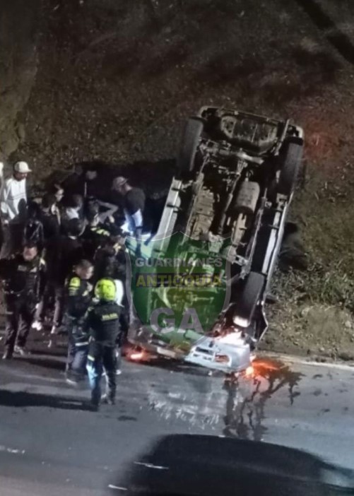 Accidente en Medellín: campero conducido por menores de edad pierde el control y cae desde la avenida El Poblado