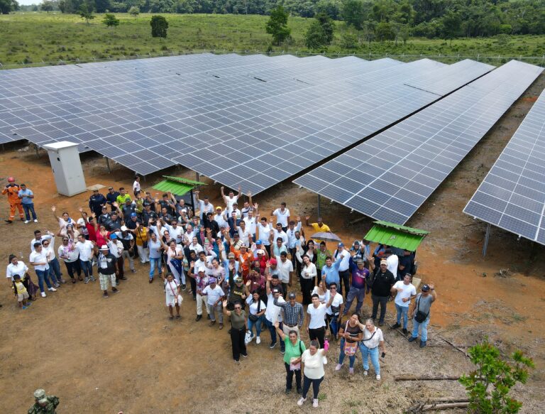 La central cuenta con 1323 paneles solares. Foto: ipse