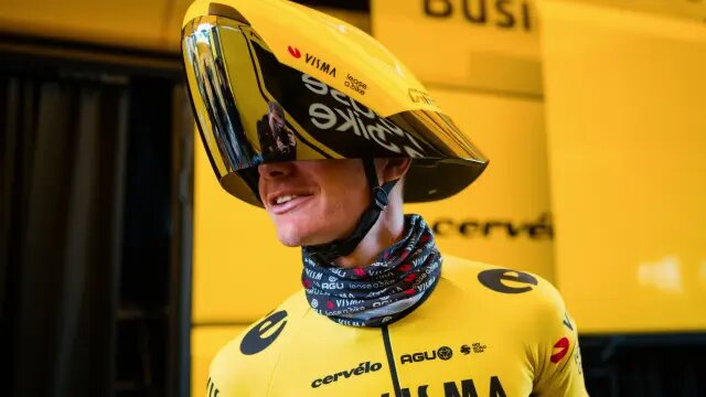 Nuevo casco aerodinámico del Visma Foto: x @vismaleaseabike