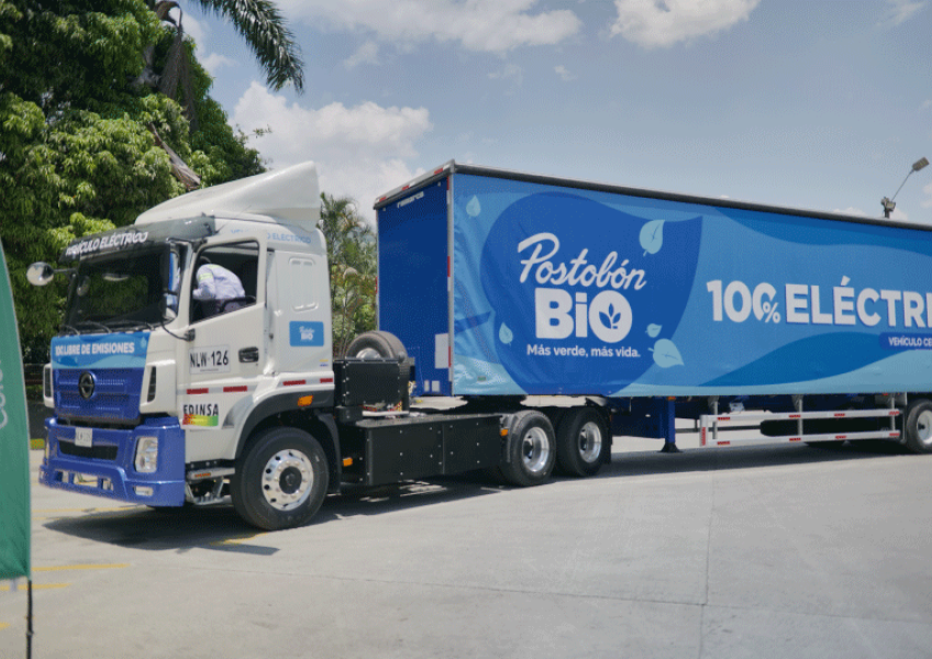 El tractocamión tiene un motor 100% eléctrico de 480 caballos de fuerza Foto: Postobón