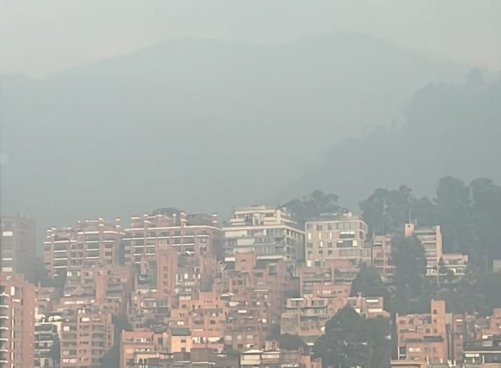 El fuerte viento ha llevado el humo a otras localidades de la capital Foto: W Radio