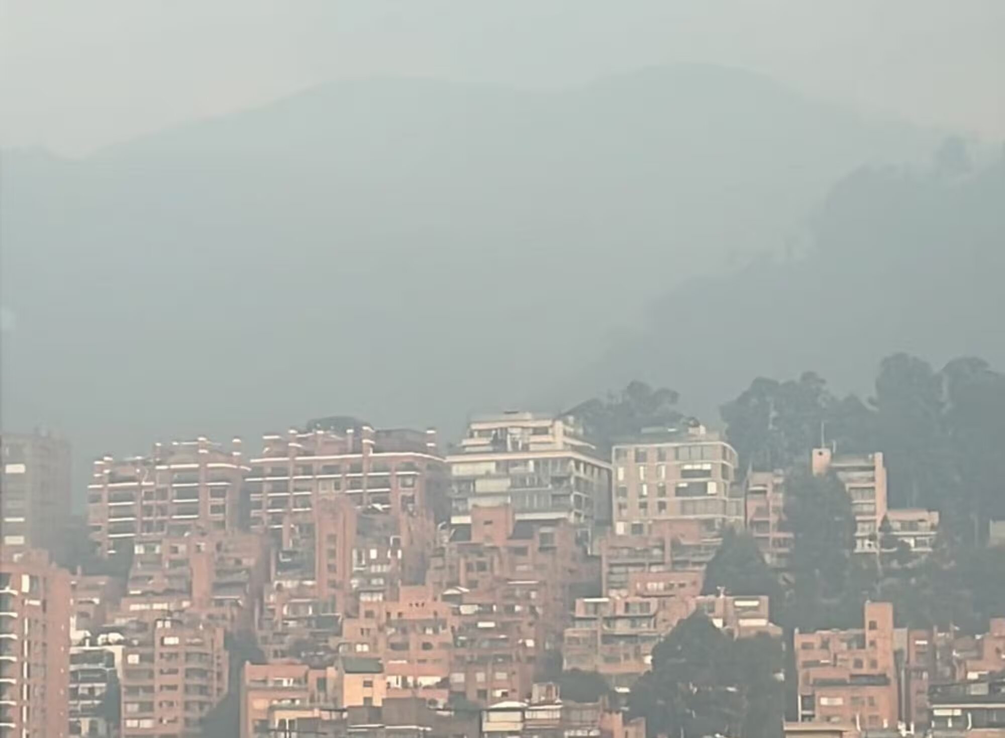 El fuerte viento ha llevado el humo a otras localidades de la capital Foto: W Radio