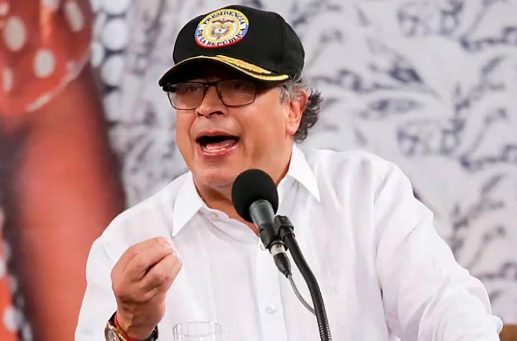 Las salidas en falso de Petro: Controversias y acusasiones