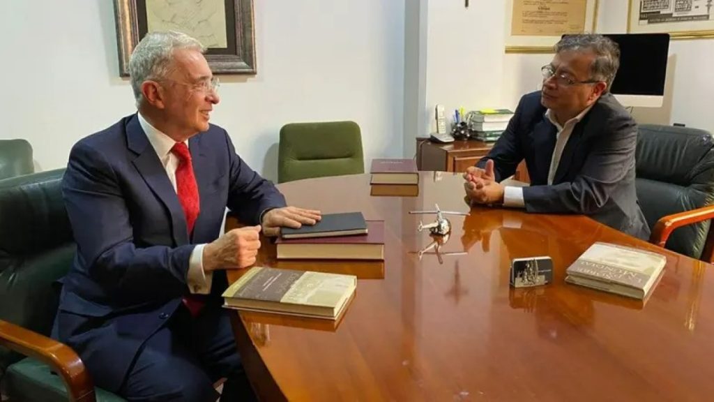 Gustavo Petro y Álvaro Uribe. FOto: EFE