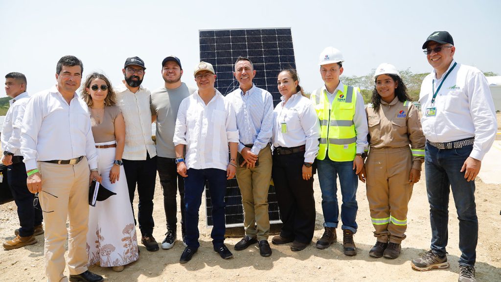 Serán 40.146 paneles solares los que componen este granja solar. Foto: Presidencia