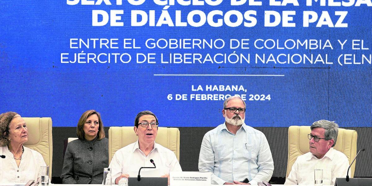 Sesión de uno de los ciclos de negociaciones con el Eln, en La Habana. En la foto, entre otros,. Foto: EFE