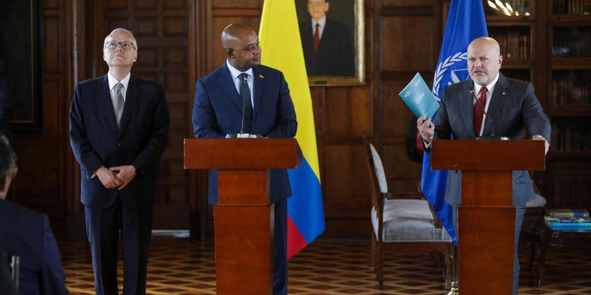 El ministro de Justicia Néstor Osuna (Izq), el canciller (e) Luis Gilberto Murillo y Karim Khan, fiscal de la Corte Penal Internacional. Foto: El Tiempo